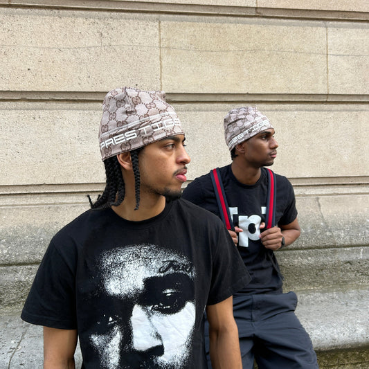 Deux hommes portant le skull cap PGG PRESTIGE avec des tenues sombres
