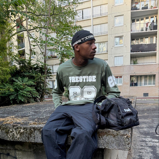 Skull cap noir PRESTIGE porté avec le 99 Jersey olive et l'utility bag